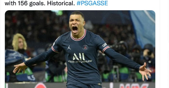 Penyerang Paris Saint-Germain, Kylian Mbappe, merayakan golnya ke St.Etienne pada laga Liga Prancis musim 2021-2022, Sabtu (26/2/2022) di Parc des Princes, Paris, Prancis