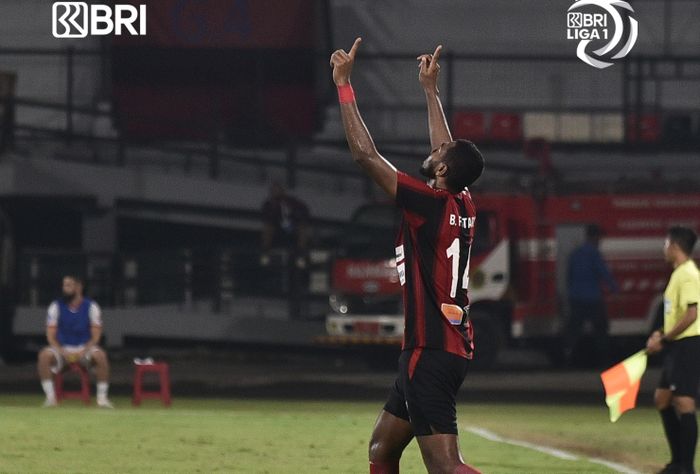 Brian Fatari merayakan gol yang dicetak untuk Persipura Jayapura saat menghadapi Borneo FC pada pekan ke-28 Liga 1 2021-2022.