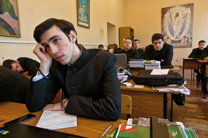 Siswa sekolah seminari di Akademi Teologi Moskow di Sergiyev Posad mempelajari Perjanjian Baru, musik liturgi, dan mata pelajaran lain. Setelah pernah ditindas oleh komunis, Gereja Ortodoks Rusia bangkit di bawah Putin, yang melihatnya sebagai sekutu dalam upaya mengembalikan kehebatan bangsa Rusia.