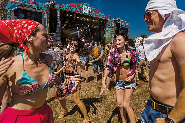 Wild Mint Festival, pertunjukan yang berlangsung selama beberapa hari sekitar 150 kilometer di luar Moskow, menarik lebih dari 36.000 penggemar yang berkemah di sebuah kota tenda untuk mendengarkan kelompok musik bermain sampai pukul tiga pagi. 