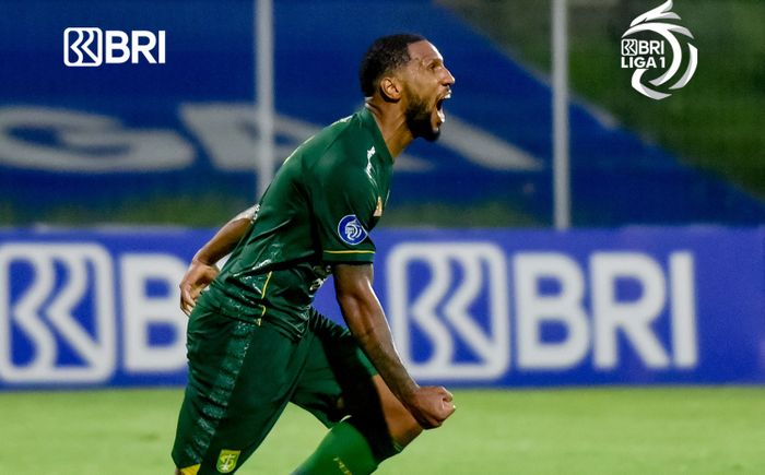Pemain Persebaya Surabaya, Alie Sesay, merayakan gol yang dicetaknya ke gawang Madura United pada pekan ke-28 Liga 1 2021-2022.