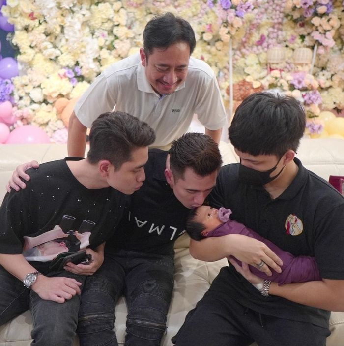 Verrell Bramasta, Athalla, dan ayahnya berkunjung ke rumah Atta Halilintar untuk melihat Baby Ameena.