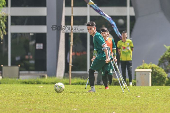 Penyerang Garuda INAF, Aditya Permana, sedang menguasai bola dalam latihan di Lapangan DPR/MPR, Jakarta, 2 Maret 2022.