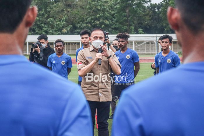 Ketua Umum PSSI, Mochamad Iriawan (baju batik), sedang memberikan kata sambutan di Stadion Madya, Senayan, Jakarta, 2 Maret 2022.