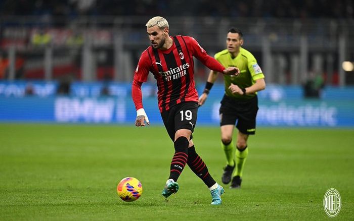 Pemain AC Milan, Theo Hernandez, menguasai bola dalam laga leg pertama semifinal Coppa Italia 2021-2022 melawan Inter Milan di Stadion San Siro, Selasa (1/3/2022) waktu setempat atau Rabu pukul 03.00 WIB.