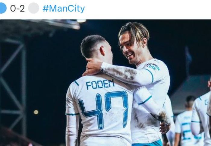 Penyerang Manchester City, Jack Grealish merayakan gol bareng Phil Foden dalam laga putaran kelima Piala FA kontra Peterborough United di Stadion Weston Homes, Selasa (1/3/2022).