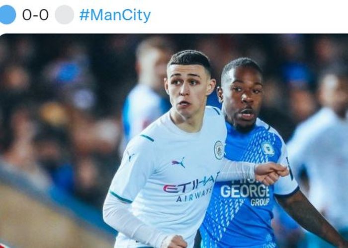 Gelandang Manchester City, Phil Foden beraksi dalam laga putaran kelima Piala FA kontra Peterborough United di Stadion Weston Homes, Selasa (1/3/2022).