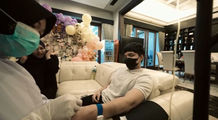 Aurel memperhatikan Atta yang tengah disuntik