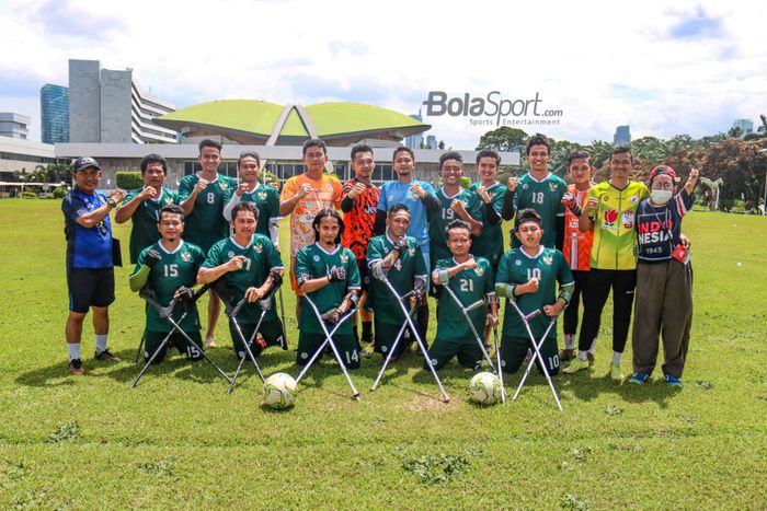 Skuat Garuda INAF sedang berfoto bersama seusai latihan di Lapangan DPR/MPR, Jakarta 2 Maret 2022.