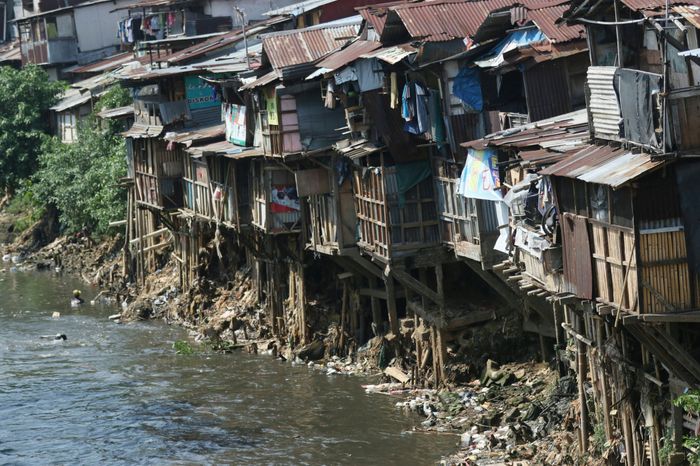 Akan ada banyak kemiskinan yang timbul akibat perubahan iklim. Tugas pemerintah adalah meningkatkan kualitas hidup mereka agar meminimalisasi dampak pada manusia, sambil membuat rancangan jangka panjang pada pengurangan emisi.