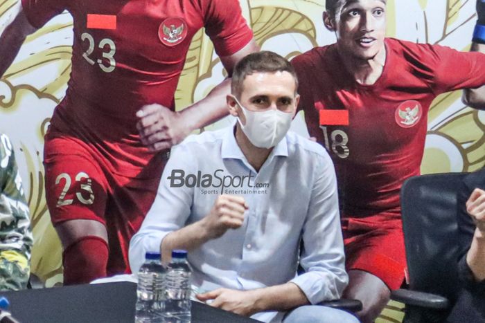 Agen pemain, Dusan Bogdanovic, sedang memberikan semangat dengan kepalan tangan  di Kantor PSSI, Senayan, Jakarta, 4 Maret 2022.