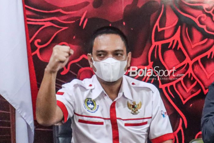 CEO PSIS Semarang, Yoyok Sukawi, sedang memberikan semangat dengan kepalan tangan  di Kantor PSSI, Senayan, Jakarta, 4 Maret 2022.