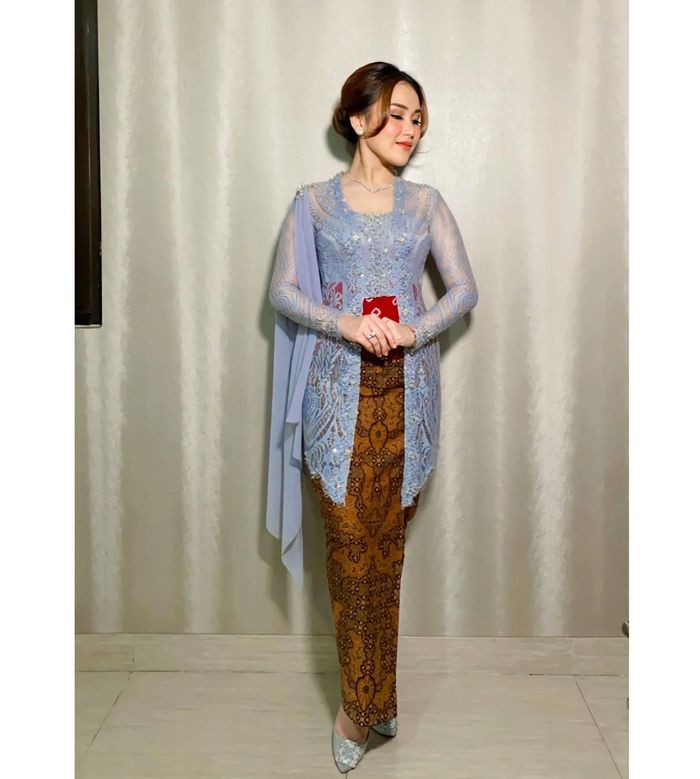 Inspirasi model kebaya ala pedangdut Ayu Ting Ting.