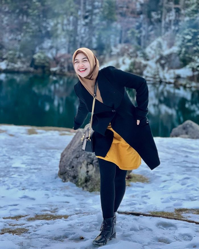 Potret Ria Ricis selama liburan di Swiss.