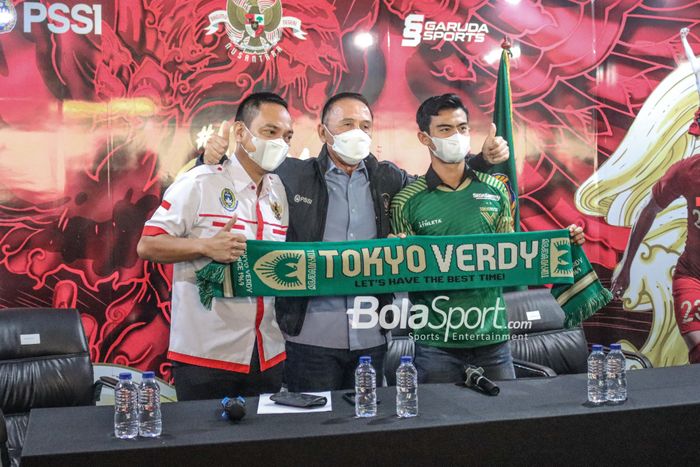 CEO PSIS Semarang, Yoyok Sukawi (kiri) dan Ketua Umum PSSI, Mochamad Iriawan (tengah), sedang berfoto bersama Pratama Arhan (kanan) di Kantor PSSI, Senayan, Jakarta, 4 Maret 2022.
