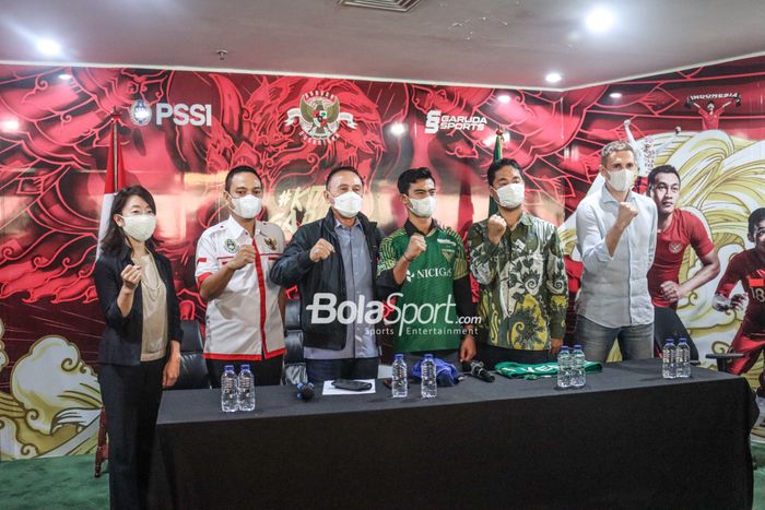 (Dari kiri ke kanan) Shoko Irie, Yoyok Sukawi, Mochamad Iriawan, Pratama Arhan, Wakabayashi Takahiro, Dusan Bogdanovic, di Kantor PSSI, Senayan, Jakarta, 4 Maret 2022.