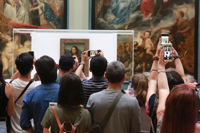 Kerumunan di depan Mona Lisa di Galeri Medici.