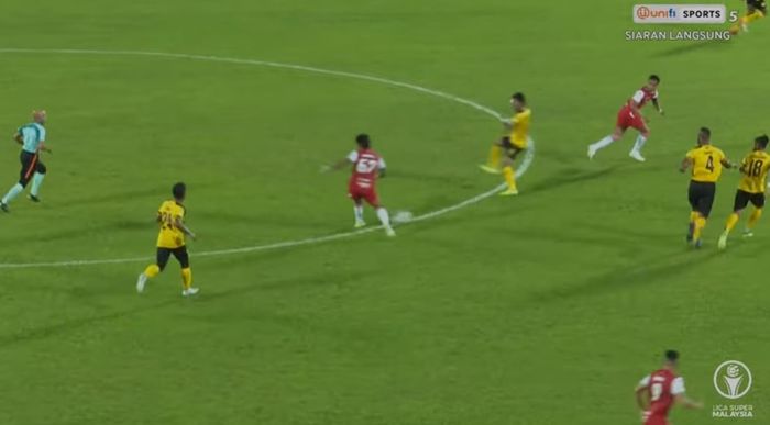 Saddil Ramdani (memegang bola) saat mengkreasi peluang dalam laga Sabah FC vs Negeri Sembilan (4/3/2022). 