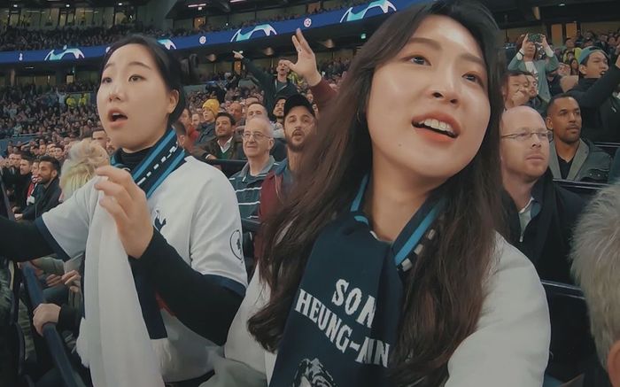 Minji Seo (kanan) menempuh sejauh 15.000 mil untuk dapat menonton Son Heung-Min bertanding.