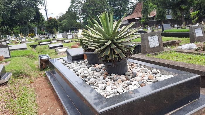 Kondisi makam Adjie Massaid di TPU Jeruk Purut, Sabtu (5/3/2022)