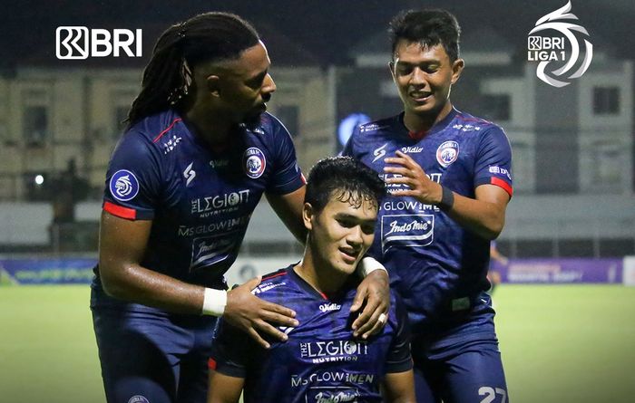 Pemain Arema FC merayakan gol yang dicetak oleh Muhammad Rafli ke gawang Barito Putera pada pekan ke-29 Liga 1 2021-2022.