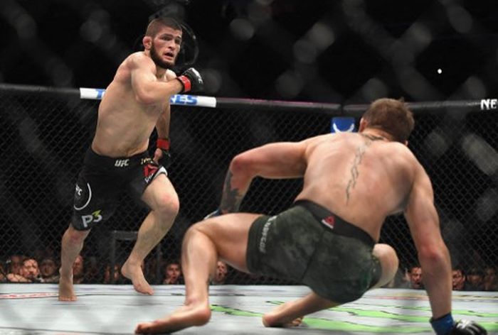 Petarung kelas ringan UFC, Khabib Nurmagomedov (kiri), saat melawan Conor McGregor untuk gelar kelas ringan pada UFC 229 di T-Mobile Arena, Nevada, Amerika Serikat, 6 Oktober 2018.