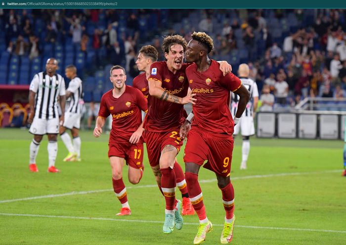 Selebrasi Tammy Abraham usai menjebol gawang Atalanta pada laga pekan ke-28 Liga Italia 2021-2022.