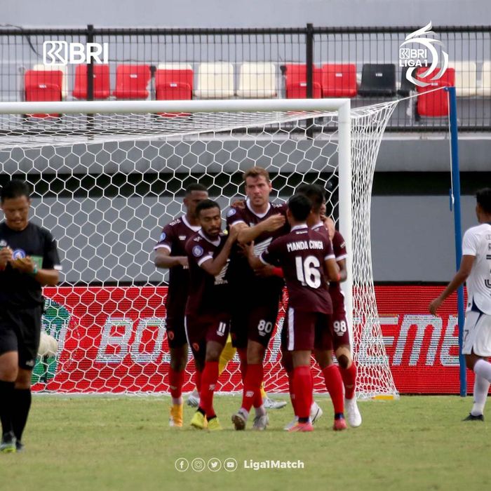 Pemain PSM Makassar, Wiljan Pluim merayakan golnya ke gawang PSIS Semarang, Minggu (6/3/2022)