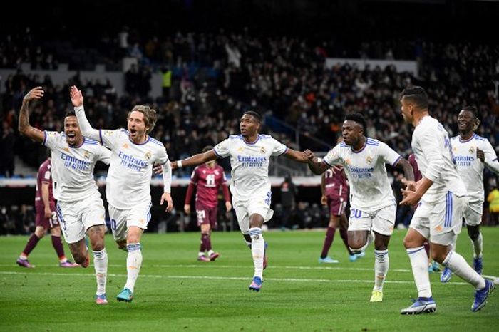 Gelandang Real Madrid, Luka Modric (kedua dari kiri), merayakan gol ke gawang Real Sociedad dalam laga Liga Spanyol di Stadion Santiago Bernabeu, Sabtu (5/3/2022).