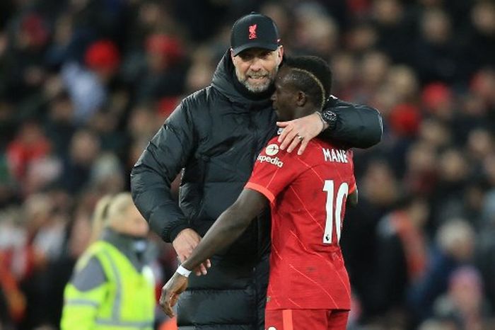 Pelatih Liverpool, Juergen Klopp, memeluk Sadio Mane seusai laga Liga Inggris kontra West Ham United di Stadion Anfield, Sabtu (5/3/2022).