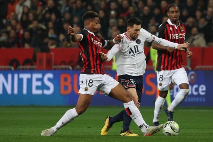 Gelandang Nice, Mario Lemina, berduel dengan striker Paris Saint-Germain, Lionel Messi, dalam laga Liga Prancis di Stadion Allianz Riviera, Sabtu (5/3/2022).