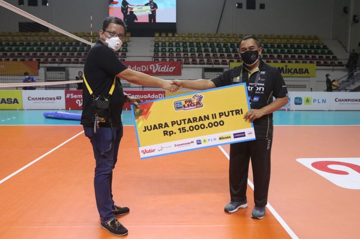 Perwakilan tim bola voli putri Pertamina menerima secara simbolis hadiah juara putaran kedua Proliga 2022 dari PBVSI di Padepokan Voli, Sentul, Bogor, Jawa Barat, Minggu (6/3/2022).