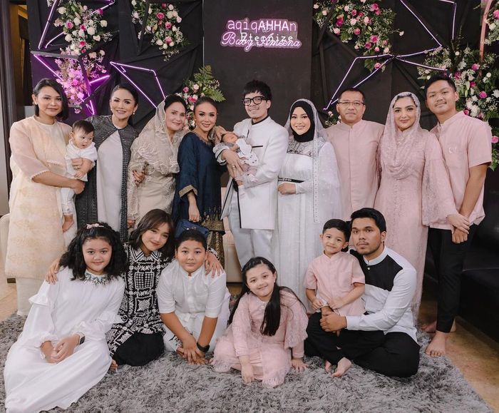 Potret Fuji bersama keluarga Aurel Hermansyah dan Atta Halilintar dalam acara aqiqah Ameena.