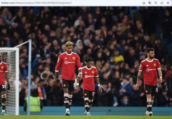 Ekspresi kecewa para pemain Manchester United saat kebobolan dari Manchester City dalam laga Liga Inggris di Stadion Etihad, Minggu (6/3/2022).