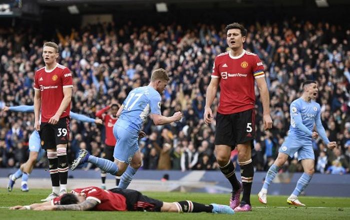 Ekspresi kecewa para pemain Manchester United saat kebobolan dari Manchester City dalam laga Liga Inggris di Stadion Etihad, Minggu (6/3/2022).