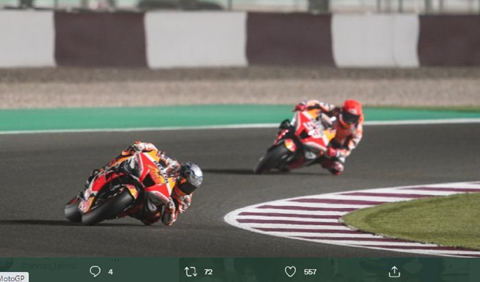 Pembalap Repsol Honda, Pol Espargaro dan Marc Marquez pada balapan pertama MotoGP 2022 di Sirkuit Losail, Qatar, Minggu (6/3/2022)