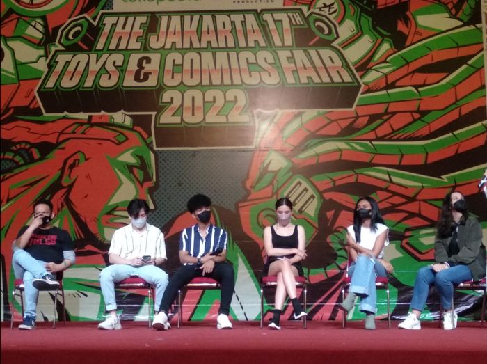 Novia Bachmid bersama para cast dalam acara perilisan film Menjelang Maghrib