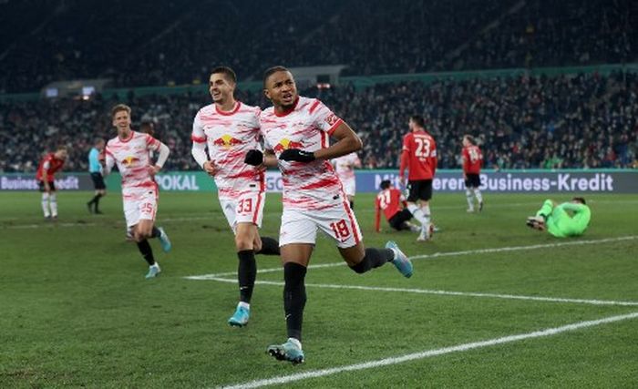 Christopher Nkunku (kanan) merayakan gol untuk RB Leipzig ke gawang Hannover pada duel DFB Pokal di Hannover, Jerman, 2 Maret 2022.