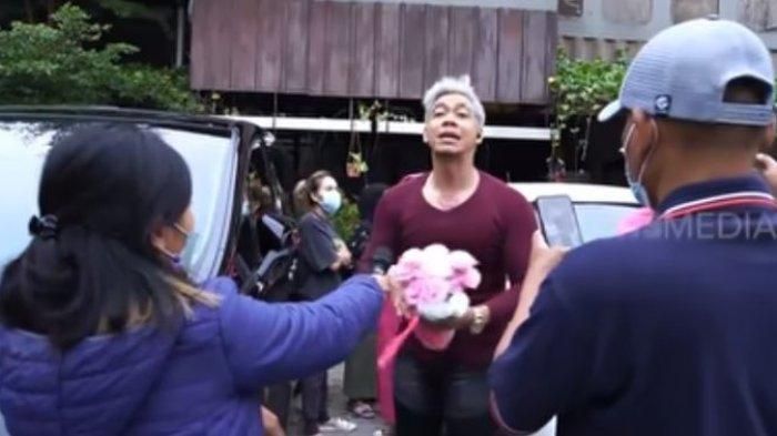 Pria yang mengaku sebagai kekasih Ayu Ting Ting.