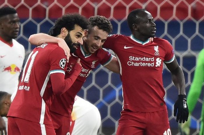 Kiri ke kanan: Mohamed Salah, Diogo Jota, Sadio Mane, merayakan gol  Liverpool ke gawang RB Leipzig dalam laga Liga Champions di Puskas Arena Budapest, Hungaria, 10 Maret 2021.