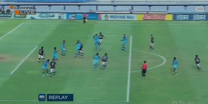 Andi Setyo berada dalam posisi offside saat menerima flick dari Dimas Drajad dalam laga Persikabo vs Persela (9/3/2022). 