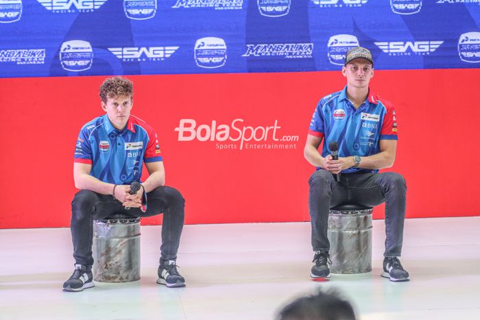 Dua pembalap Mandalika Racing Team Indonesia (Pertamina Mandalika SAG), Bo Bendsneyder (kanan) dan Gabriel Rodrigo (kiri), sedang menghadiri jumpa pers di kawasan Epicentrum, Kuningan, Jakarta, 10 Maret 2022.