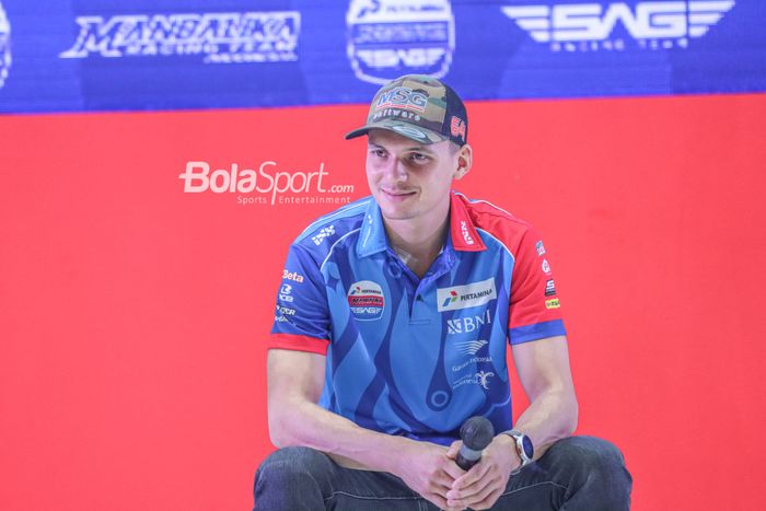 Pembalap Mandalika Racing Team Indonesia (Pertamina Mandalika SAG), Bo Bendsneyder nampak tersenyum dalam jumpa pers  di Kawasan Epicentrum, Jakarta Selatan, 10 Maret 2022.