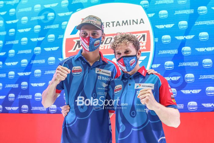 Dua pembalap Mandalika Racing Team Indonesia (Pertamina Mandalika SAG), Bo Bendsneyder (kiri) dan Gabriel Rodrigo (kanan), sedang berfoto bersama di Kawasan Epicentrum, Jakarta Selatan, 10 Maret 2022.