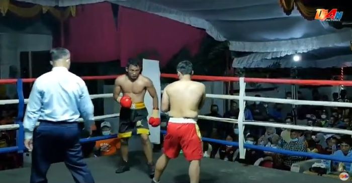 Pertandingan tinju di tengah-tengah tamu undangan hajatan.