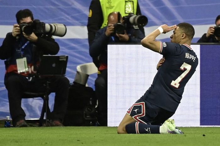 Striker PSG, Kylian Mbappe, melakukan selebrasi usai menjebol gawang Real Madrid.