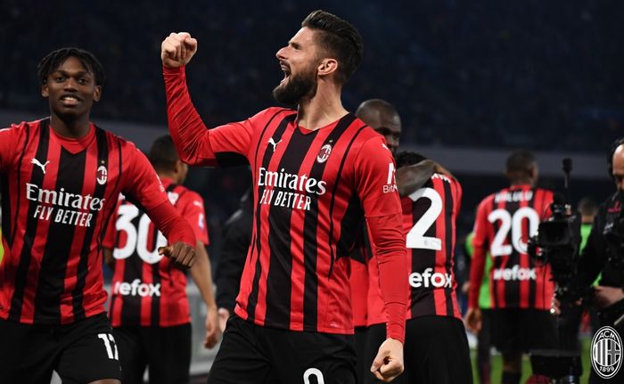 Penyerang tengah AC Milan, Olivier Giroud, sedang moncer pada musim 2021-2022.