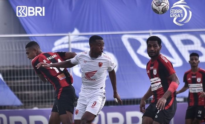 Duel Persipura Jayapura versus PSM Makassar dalam laga pekan ke-30 Liga 1 2021-2022 di Stadion Kompyang Sujana, Denpasar, Bali, Kamis (10/3/2022).