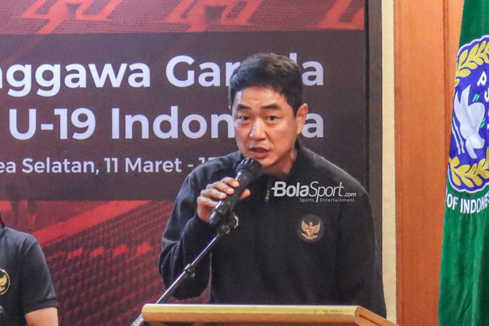 Asisten Shin Tae-yong, Choi In-cheol, sedang memberikan kabar terkini timnas U-19 Indonesia di Hotel Sultan, Senayan, Jakarta, 11 Maret 2022.