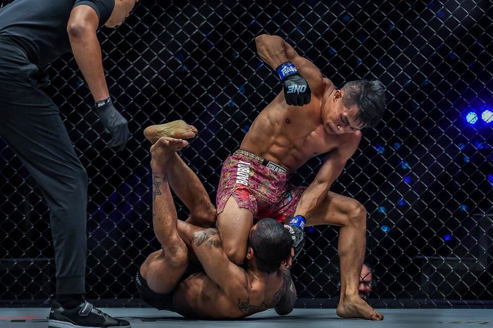 Pertarungan Adrian Mattheis melawan Alex Silva pada ONE Championship: Lights Out, Jumat (11/3/2022) di Singapore Indoor Stadium.